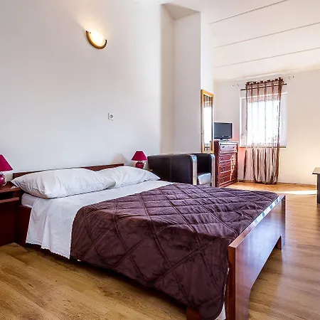 Apartment Lenka *